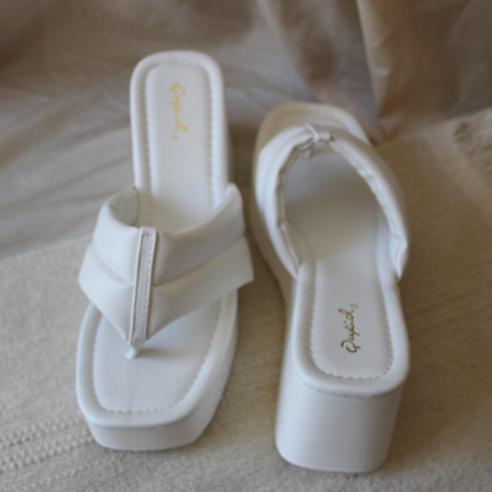 🚨FEW PAIRS LEFT// White platform Thong Sandal - Picture 8 of 11